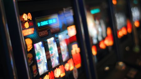 Minimize the risk in casino games